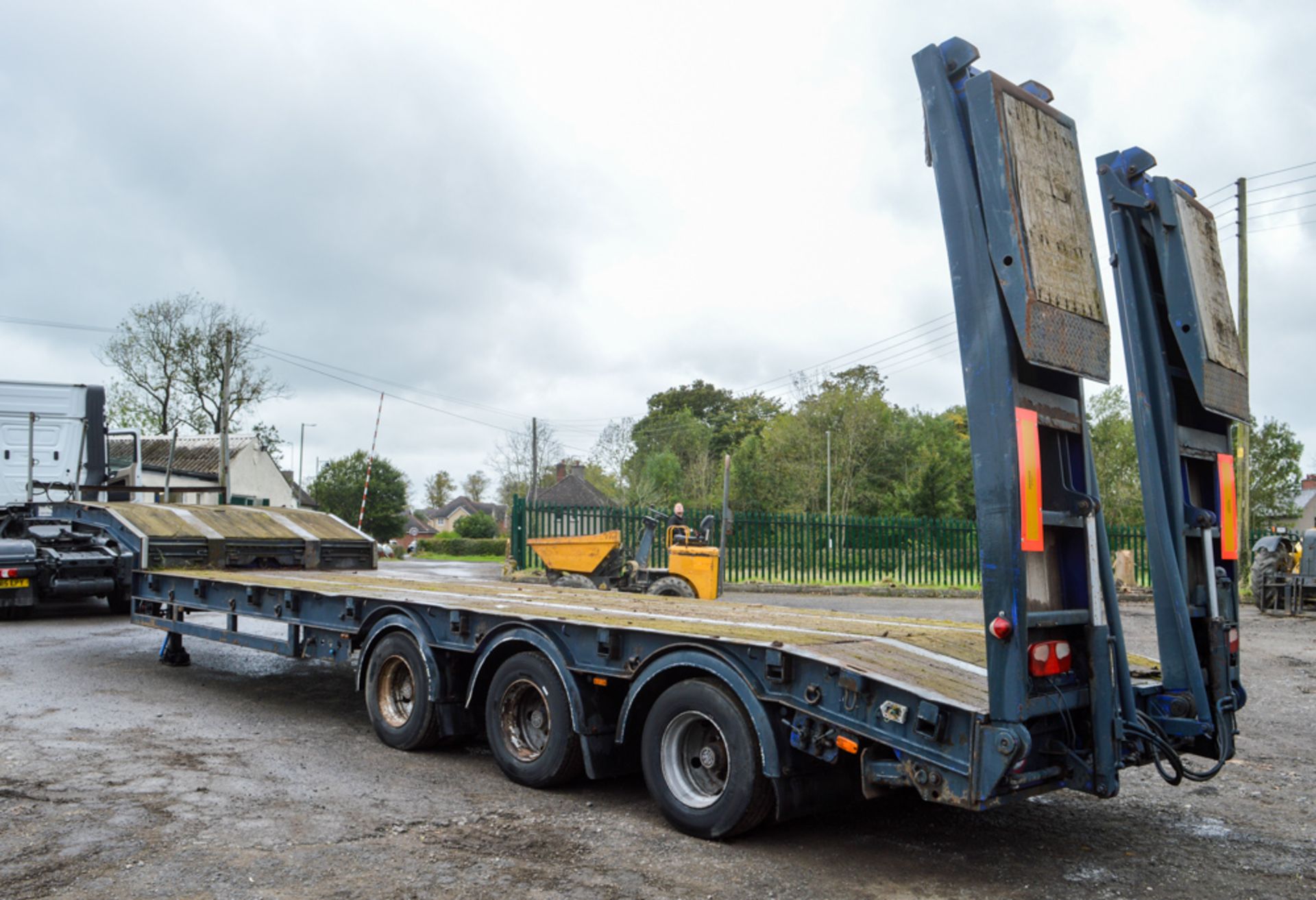 Goch Tirsan stepframe tri axle low loader trailer Year: 2005 c/w BPW Heavy weight axles & toe - Image 3 of 14