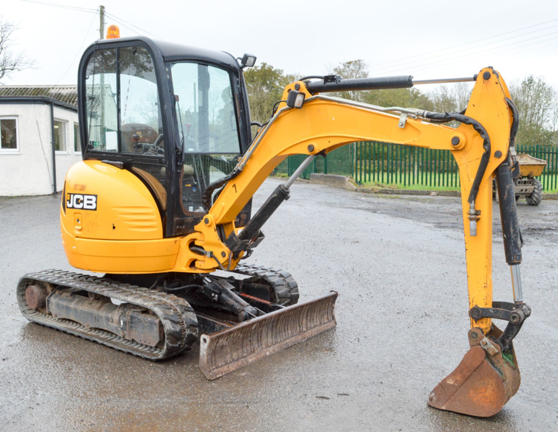 JCB 8025 ZTS 2.5 tonne rubber tracked mini excavator Year: 2012 S/N: 2012 Recorded Hours: 1367 - Image 4 of 12