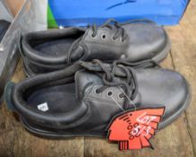 Pair of black safety shoes Size 9 New & unused