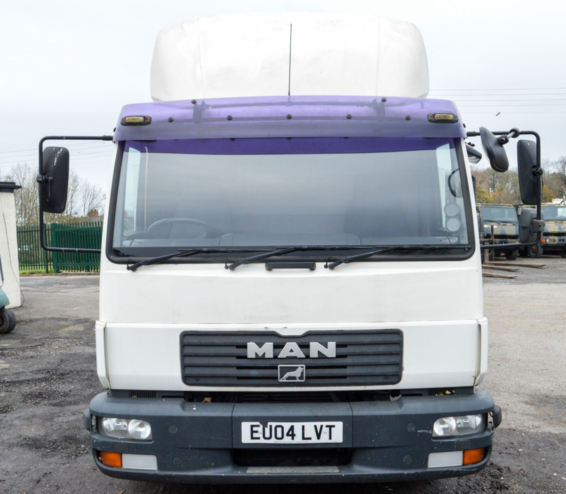 MAN LE 10 220 10 tonne flat bed lorry Registration Number: EU04 LVT Date of Registration: 26/04/2004 - Image 5 of 8
