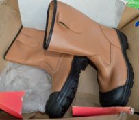 Pair of brown rigger boots Size 6 New & unused