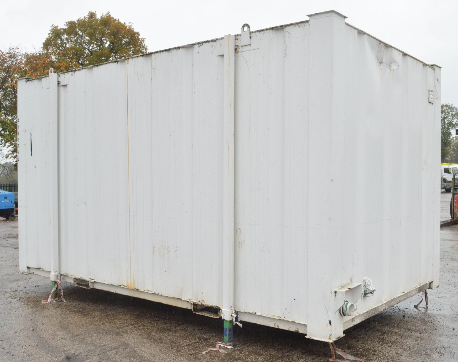 16 ft x 9 ft steel anti vandal jack leg 2 + 1 toilet site unit c/w keys A449532 - Image 4 of 11