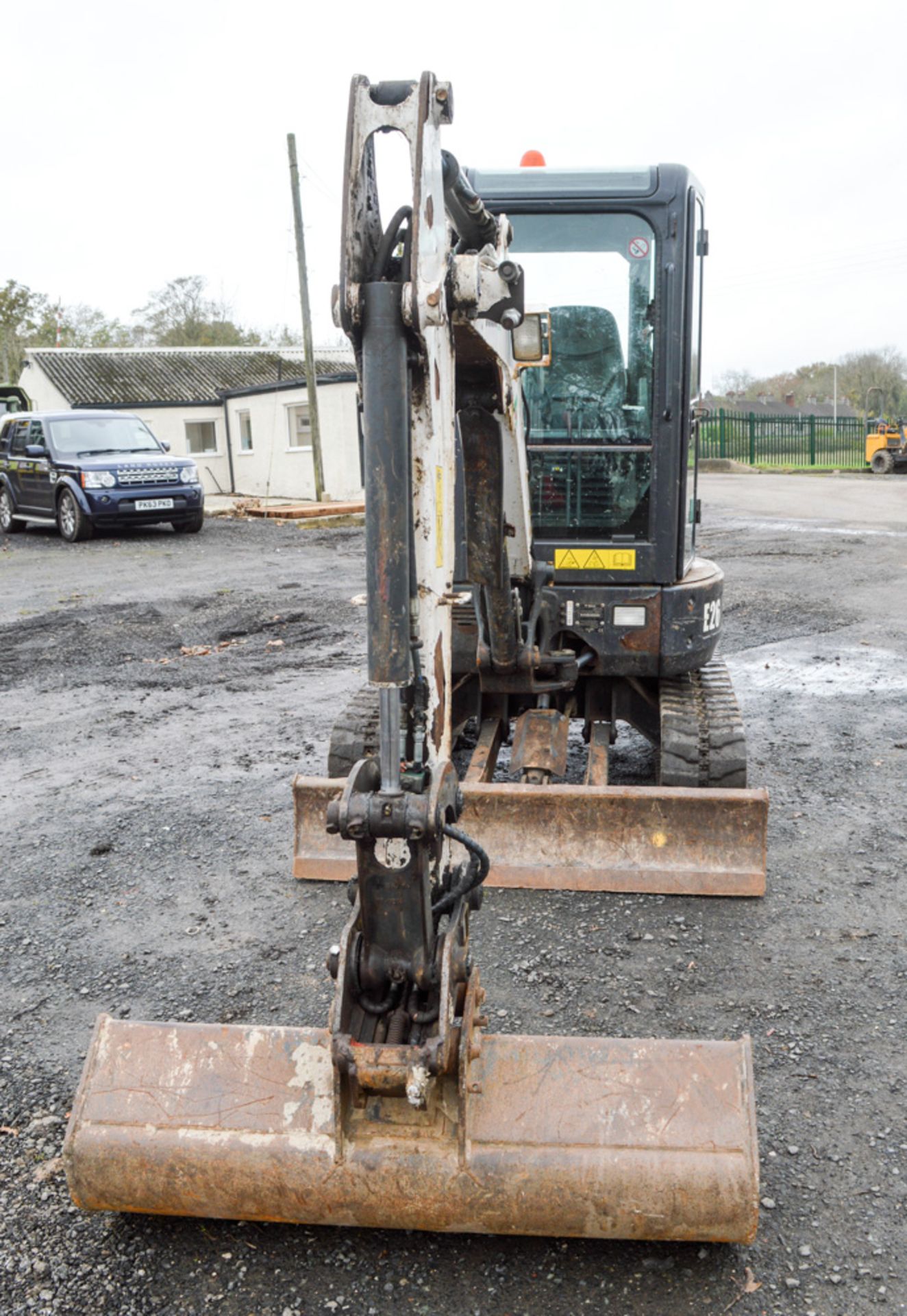 Bobcat E26 2.6 tonne rubber tracked mini excavator Year: 2011 S/N: 11058 Recorded Hours: 1701 blade, - Image 5 of 13