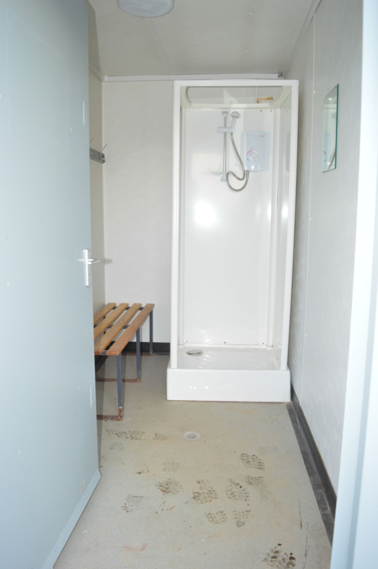 32ft x 9ft toilet and shower block site unit  Comprising of 3 rooms, toilets and shower  C/w keys in - Image 9 of 9