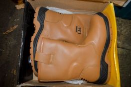 Pair of brown rigger boots Size 6 New & unused