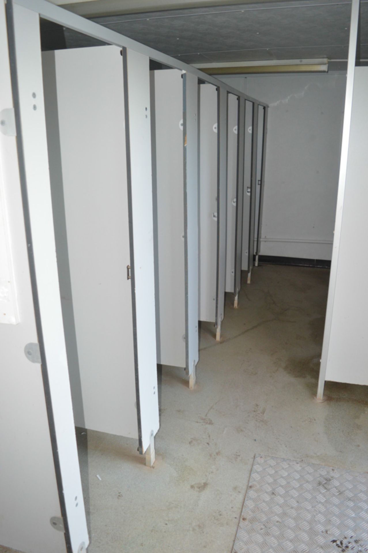 32ft x 9ft toilet and shower block site unit  Comprising of 3 rooms, toilets and shower  C/w keys in - Image 6 of 9