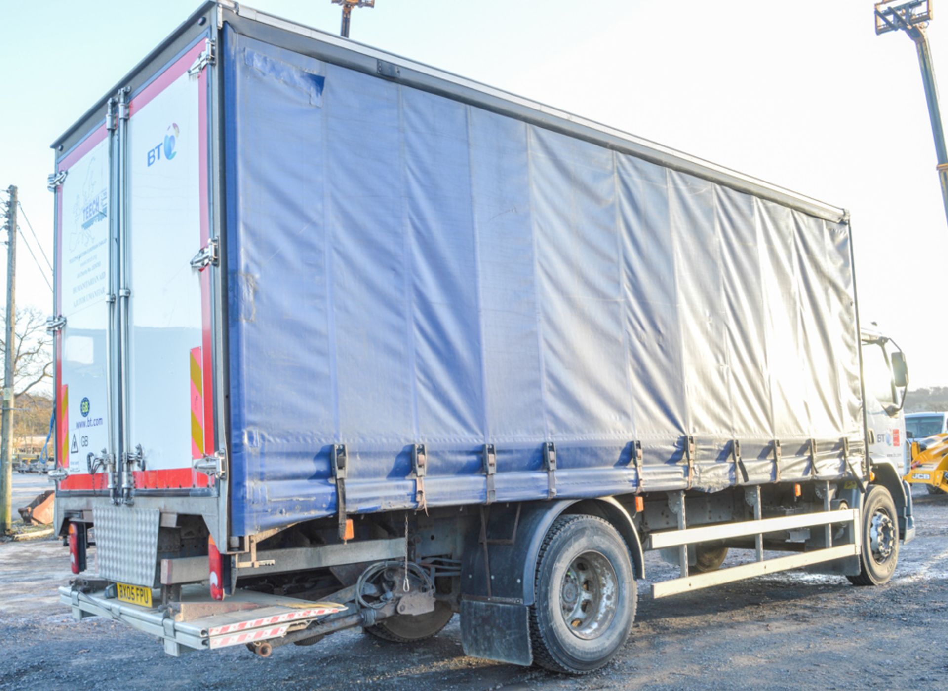 DAF FA LF55.220 18 tonne curtain side lorry Registration Number: BX05 FPU Date of Registration: 24/ - Image 4 of 9