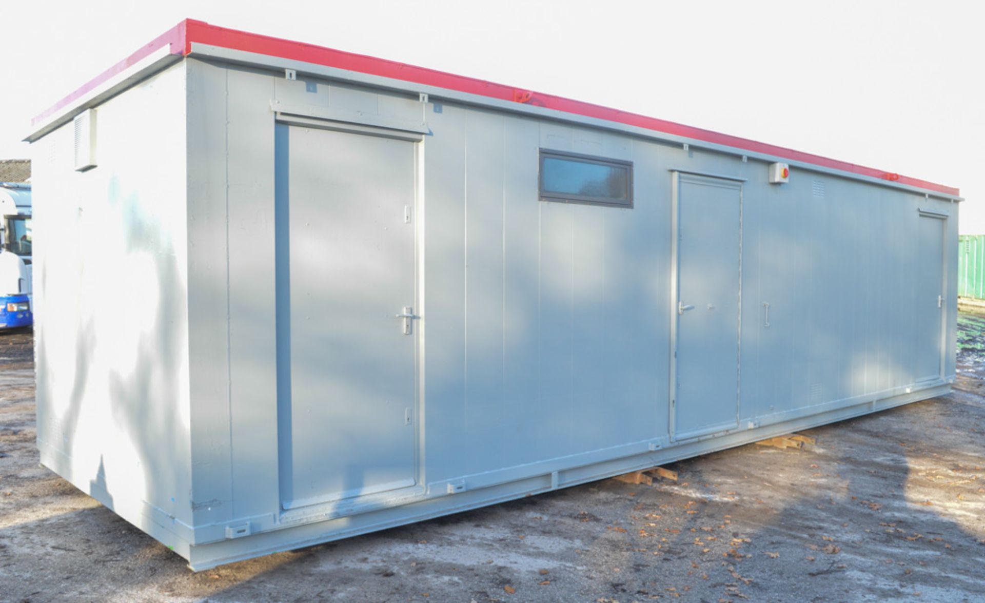 32ft x 9ft toilet and shower block site unit  Comprising of 3 rooms, toilets and shower  C/w keys in - Image 2 of 9