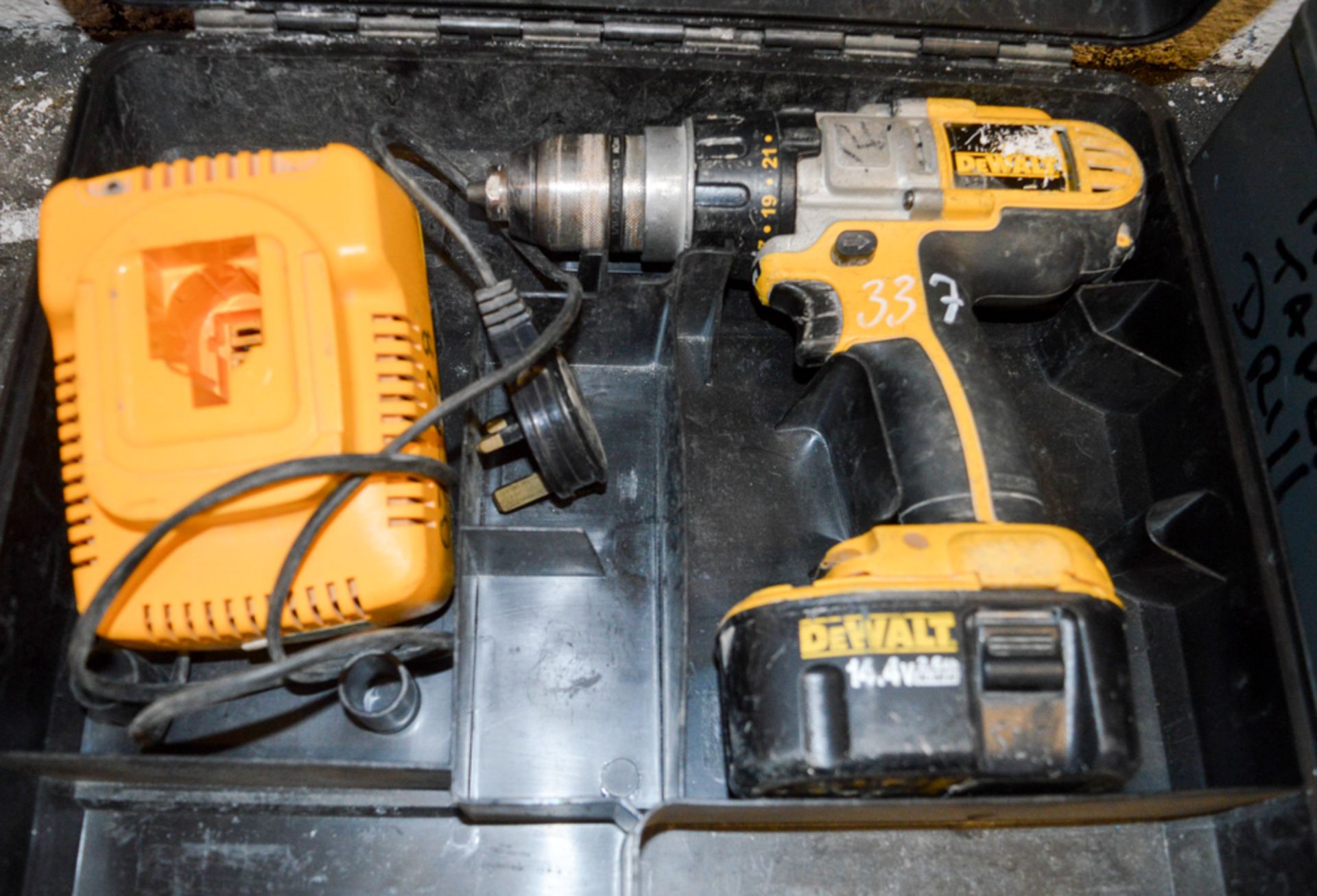 Dewalt 14.4v cordless drill c/w battery, charger & carry case E0007261