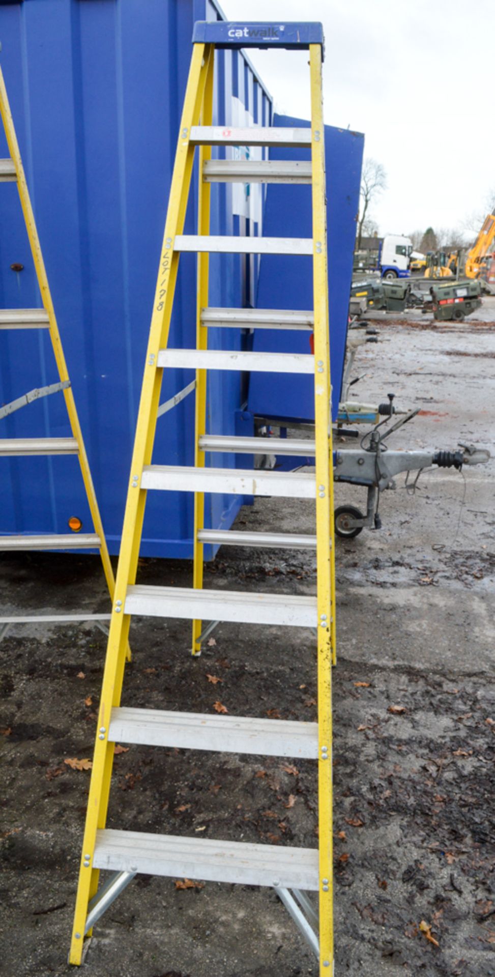 Youngman 8 tread aluminium/fibreglass step ladder BEF58339H