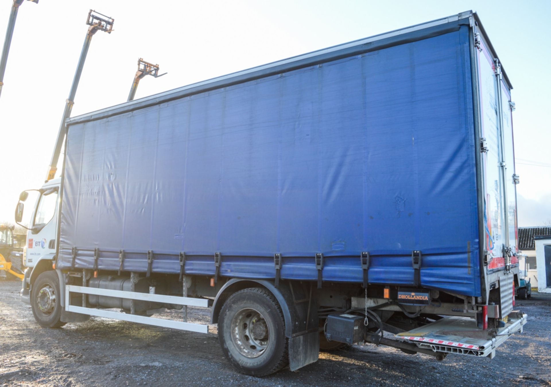 DAF FA LF55.220 18 tonne curtain side lorry Registration Number: BX05 FPU Date of Registration: 24/ - Image 3 of 9