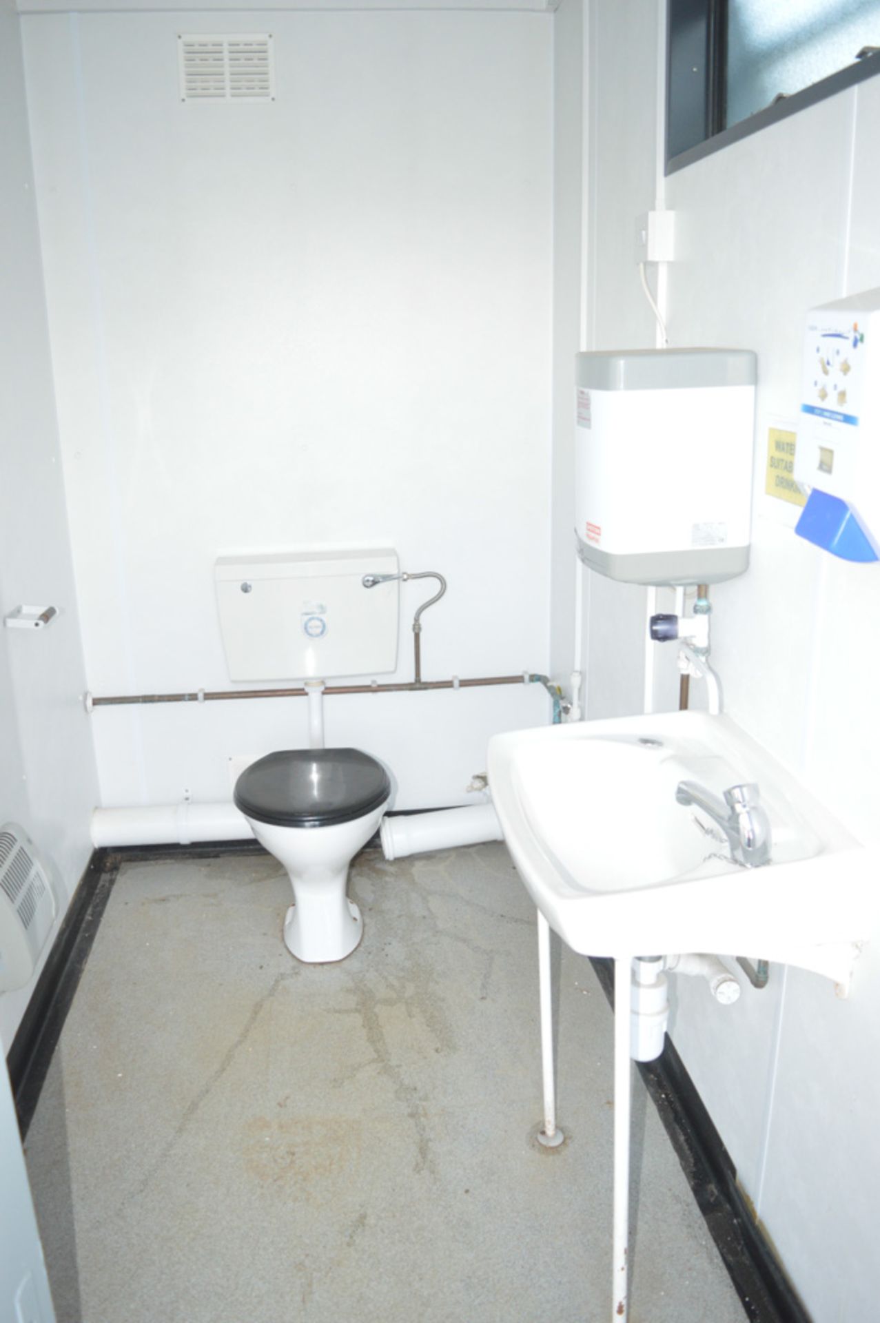 32ft x 9ft toilet and shower block site unit  Comprising of 3 rooms, toilets and shower  C/w keys in - Image 5 of 9