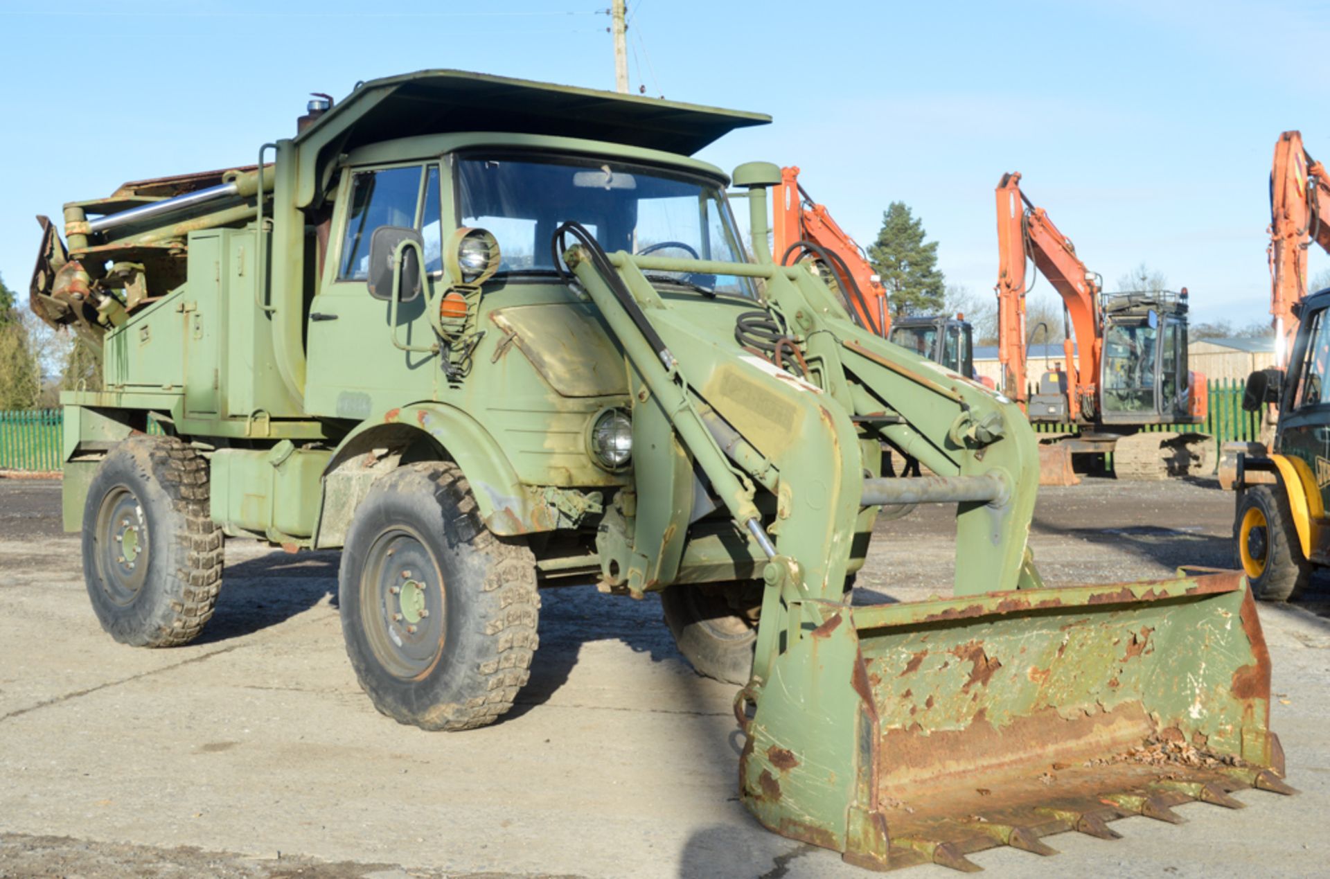 Merecedes Benz/Freightliner Unimog 419 back hoe loader Year: 1990 S/N: 1FG9992LM451751 Recorded - Image 4 of 11