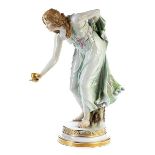 Meissener Porzellanfigur "Große Kugelspielerin" Höhe: ca. 36,5 cm. Bodenseitig einfach