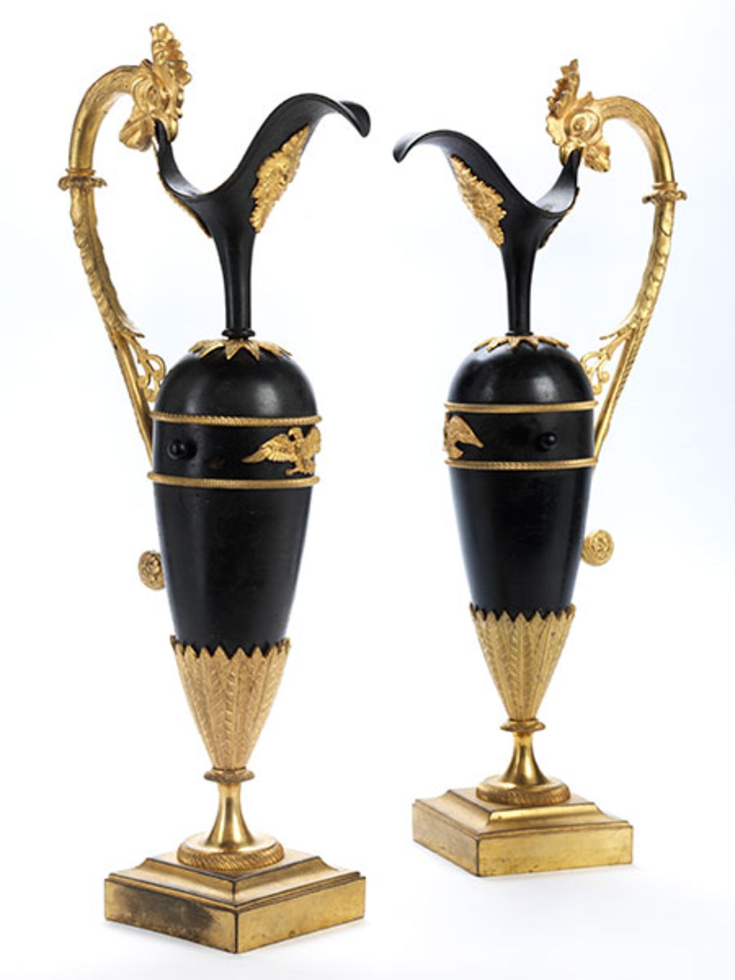 Paar dekorative klassizistische Henkelkannen Höhe: 42,5 cm. Frankreich, um 1880. Bronze,