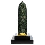 Polychromer grüner Jaspis in Obeliskform Höhe: ca. 53,5 cm. Gesamthöhe: 66 cm. Madagaskar. Der