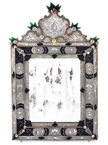 Murano-Glasspiegel mit Blütendekor 148,5 x 92 cm. Murano. Die hochrechteckige Spiegelfläche mit