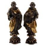Paar heiligen Figuren Höhe: max. ca. 82 cm. Holz, geschnitzt und gefasst, partiell vergoldet. Rest.,