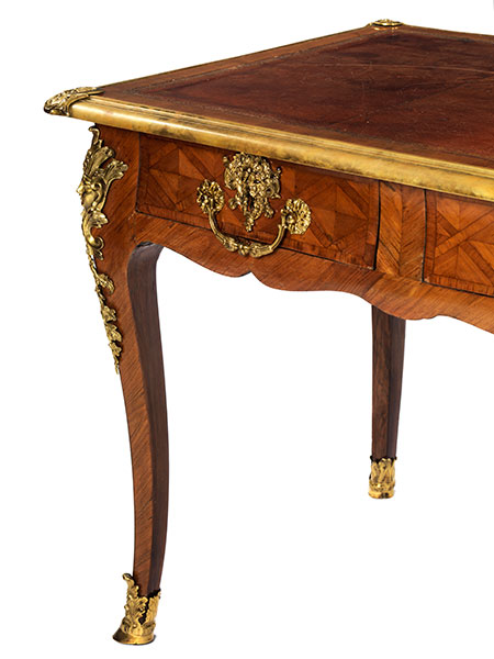 Louis XV-Bureau plat Höhe: 76 cm. Breite: 150 cm. Tiefe: ca. 70 cm. 18. Jahrhundert. Aufbau in Eiche - Image 2 of 5