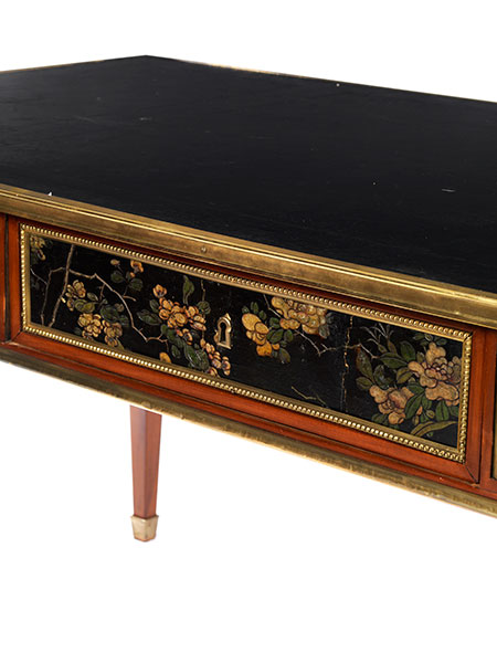 Bureau plat mit eingelegten Lacktafeln im Louis XVI-Stil Höhe: 79 cm. Breite: 182 cm. Tiefe: 87 - Image 7 of 8