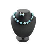 Set Länge: 43 cm. Larimar-Kette mit kleinen Zwischenperlen. Ohrstecker passend. GG 585. (11301373)