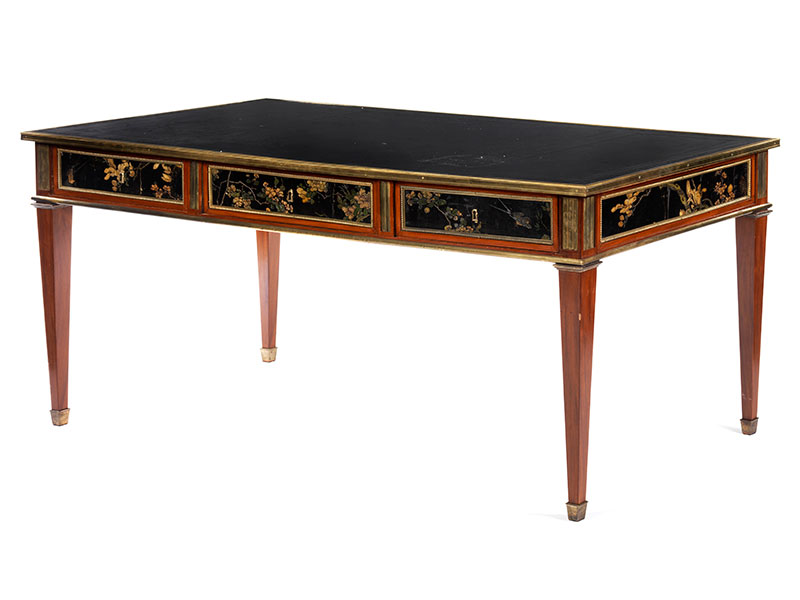 Bureau plat mit eingelegten Lacktafeln im Louis XVI-Stil Höhe: 79 cm. Breite: 182 cm. Tiefe: 87