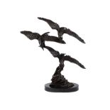 Bronzeskulptur dreier Adler auf schwarzem Marmorsockel Gesamthöhe: 70 cm. Die Bronze bezeichnet "