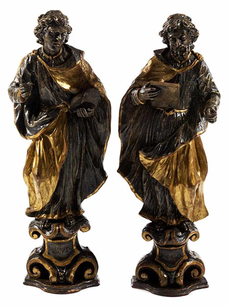 Paar heiligen Figuren Höhe: max. ca. 82 cm. Holz, geschnitzt und gefasst, partiell vergoldet. Rest., - Image 3 of 3