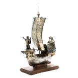 Altmünchner Tafelaufsatz in Form eines Segelschiffes Höhe: 55 cm. München, 1905. Silber,