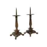 Ein Paar barocke Kerzenstöcke Höhe: 27,5 cm. Niederlande, 17. Jahrhundert. Bronze, gegossen,