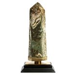 Interessanter ozeanischer Jaspis in Obeliskform Gesamthöhe: ca. 52 cm. Madagaskar. Der Jaspis