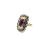 Ring Ringweite: 57. Goldring (375) mit Amethystcabochon und kleinen Perlen. (11301391)