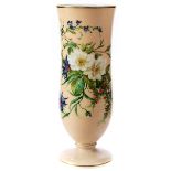 Glasvase mit Blumendekor Höhe: 30,5 cm. 20. Jahrhundert. Milchglas mit dunkelcremefarbenem