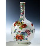 Frühe Meissen-Vase mit indianischen Blumen Höhe: 29,2 cm. Bodenseitige unterglasurblaue ligierte