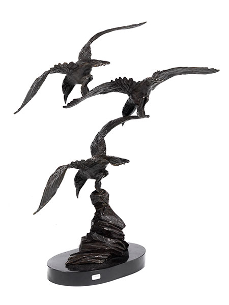 Bronzeskulptur dreier Adler auf schwarzem Marmorsockel Gesamthöhe: 70 cm. Die Bronze bezeichnet " - Image 2 of 5