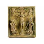 Glasiertes Tonrelief mit Darstellung des Kreuzes Christi zwischen zwei Heiligenfiguren 52 x 46 cm.