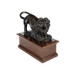 Löwenfigur im Bronzeguss Höhe: 15 cm. Länge: 26,7 cm. Höhe des Sockels: 12 cm. Länge: 27 cm.