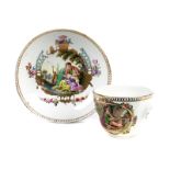 Meissen-Tasse mit Untertasse Durchmesser der Untertasse: 13,3 cm. Unterglasurblaue Schwertermarke.