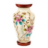 Jugendstil-Vase Höhe: 30 cm. Wohl England, um 1900. Milchglas. (11300941)