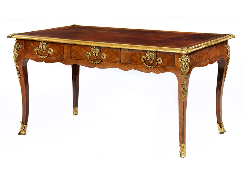 Louis XV-Bureau plat Höhe: 76 cm. Breite: 150 cm. Tiefe: ca. 70 cm. 18. Jahrhundert. Aufbau in Eiche