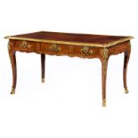 Louis XV-Bureau plat Höhe: 76 cm. Breite: 150 cm. Tiefe: ca. 70 cm. 18. Jahrhundert. Aufbau in Eiche