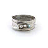 Armreif Durchmesser: 6 cm. Silberarmreif mit vier Perlen. (113013242)