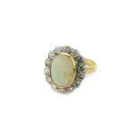 Ring Ringweite: 53/54. Goldring (750) mit ovalem Opal, umrahmt von Brillanten. (1130134)