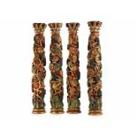 Vier frühbarocke Säulen Höhe: ca. 91 cm. Holz, geschnitzt, gefasst und partiell vergoldet. Die