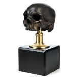 Memento mori-Objekt mit Schädel Höhe: ca. 9 cm. Breite: ca. 8,3 cm. Tiefe: ca. 11,5 cm.