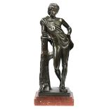 Bronzestatuette "Jüngling" Höhe: 23 cm. Gesamthöhe: 25 cm. Bronze, schwarz patiniert. Nach der