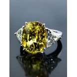 Gelber Saphir-Diamantring Ringweite: 54. Gewicht: ca. 12,9 g. WG 750. Beigefügt ein Colored Stone