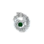 Smaragd-Diamantbrosche Maße: ca. 4,5 x 3,6 cm. Gewicht: ca. 19,1 g. WG 750. Beigefügt ein Gemstone