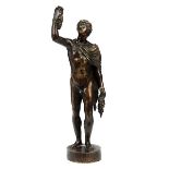Bronzestatuette "Jüngling mit Trauben" Höhe: 30 cm. Bronze, schwarz patiniert. Patinierung berieben.