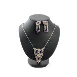 Silber-Set Lange Kette mit Anhänger und Ohrhänger, jeweils besetzt mit Strasssteinen und Amethysten.